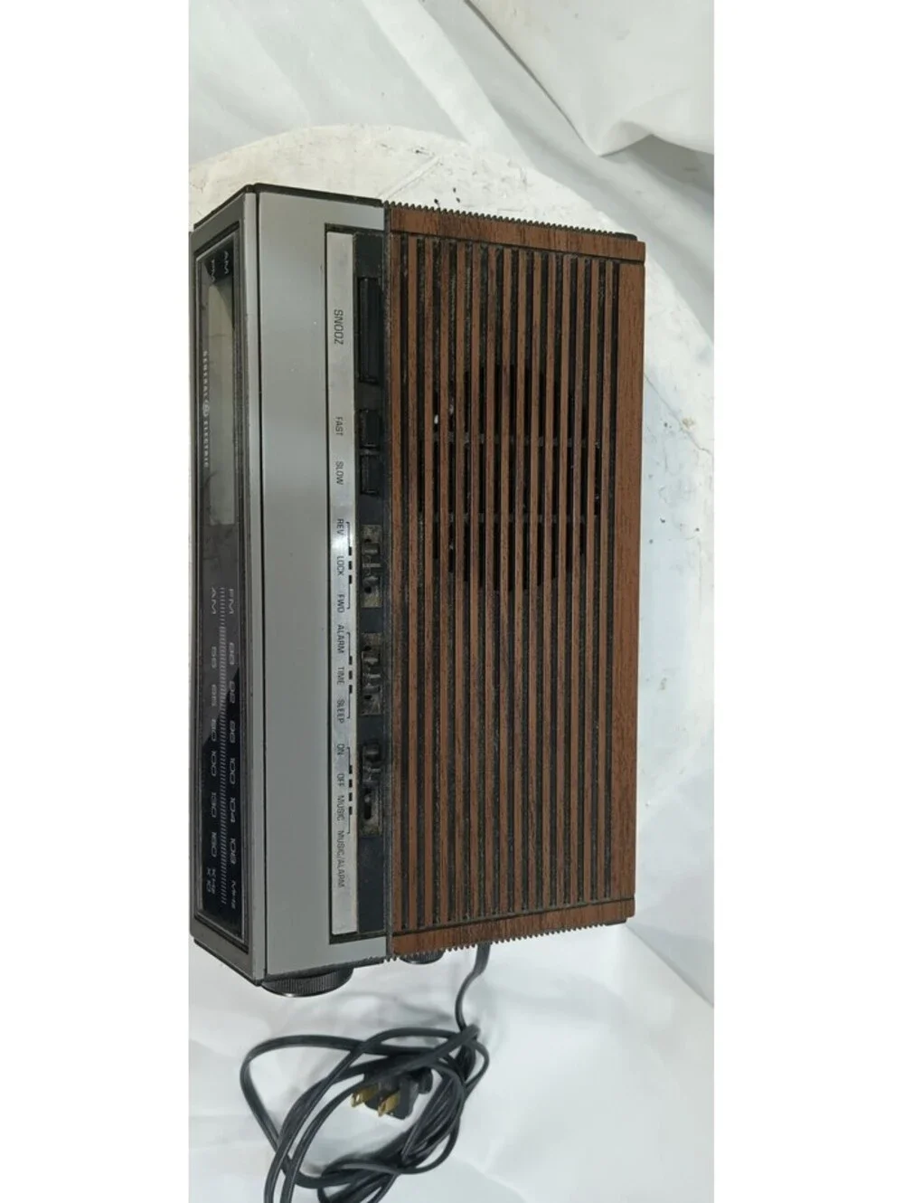GE General Electric 7-4655A AM/FM Clock Radio Walnut Grain Vintage Tested